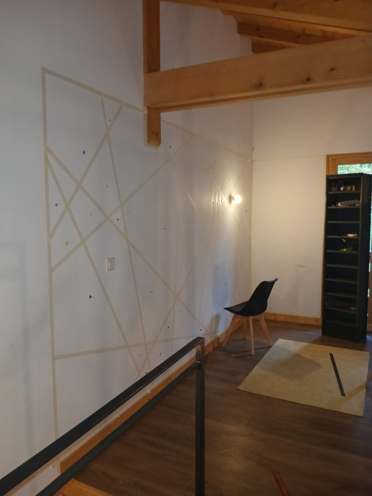 Traçage du motif géométrique sur le mur