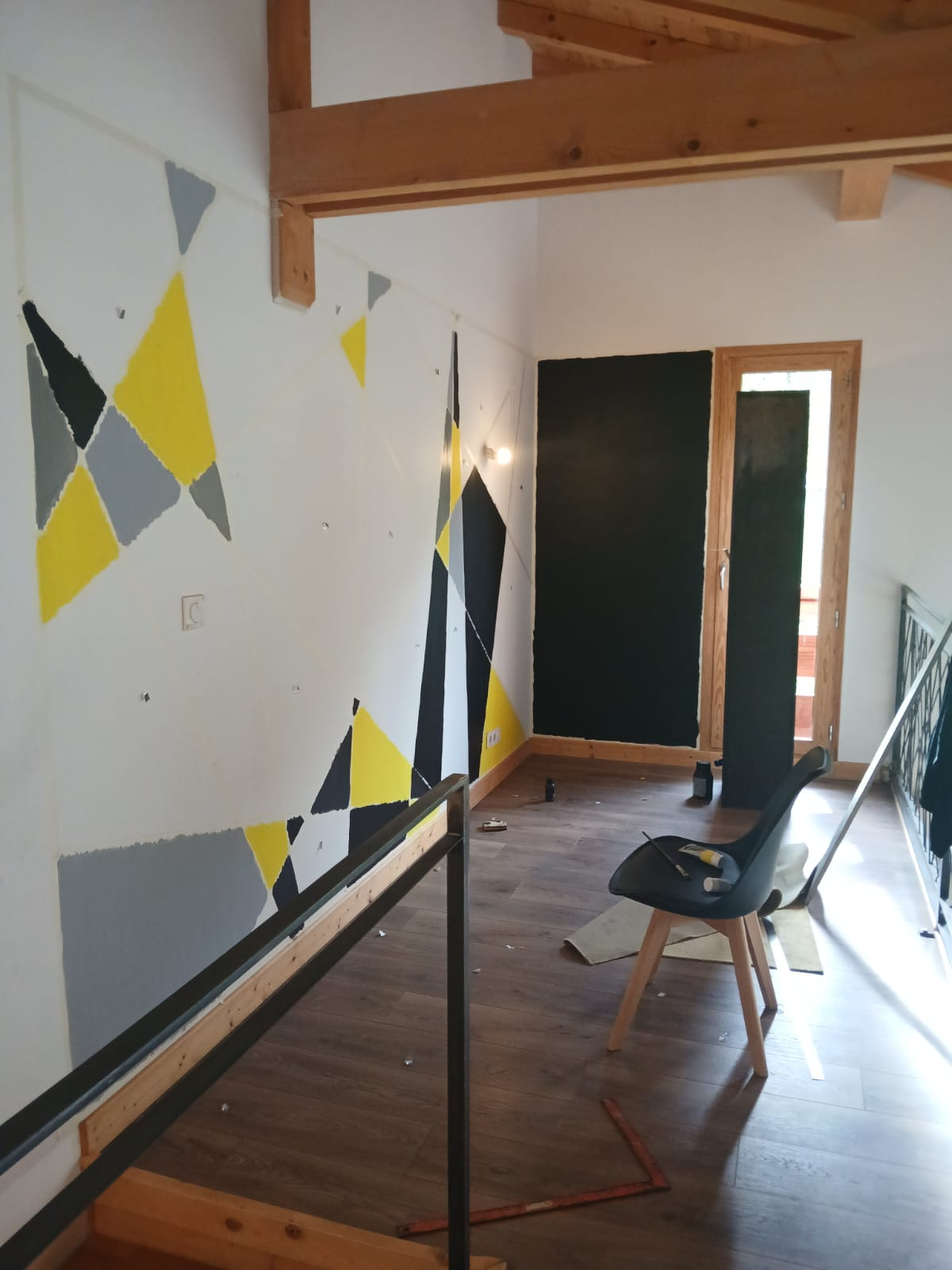 Application des premières couleurs de la fresque