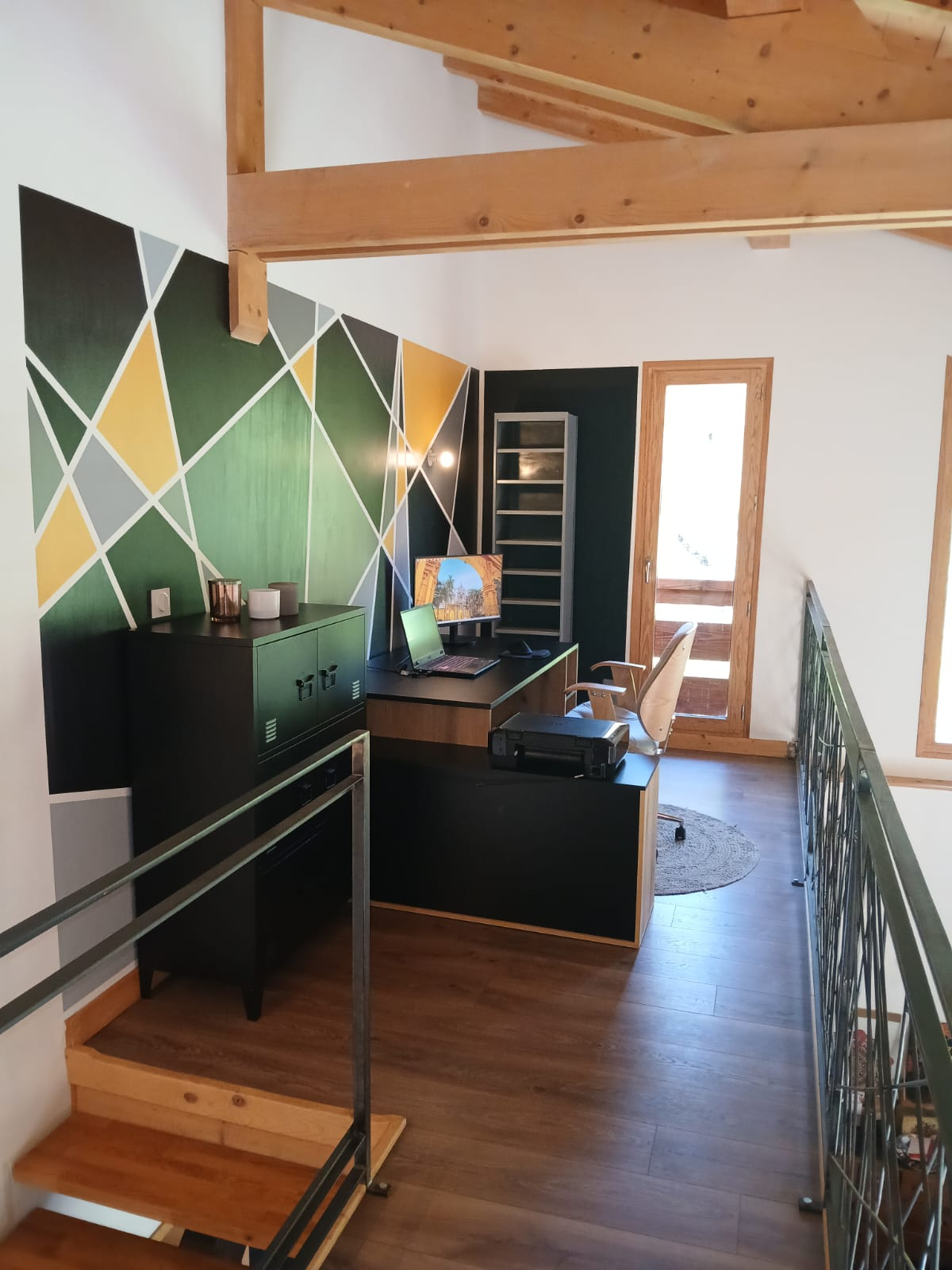 Installation du mobilier dans le nouvel espace bureau