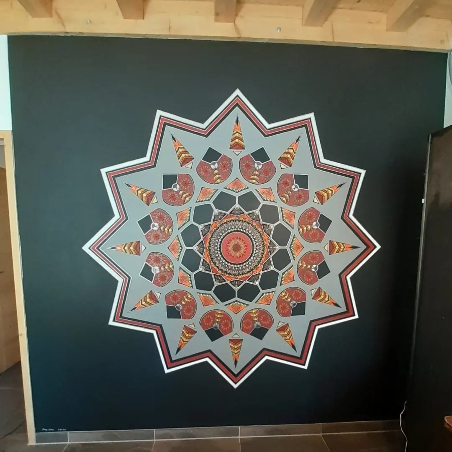 Grande fresque murale géométrique peinte à la main