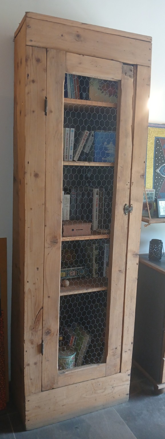 Armoire-bibliothèque artisanale en bois brut vue de face