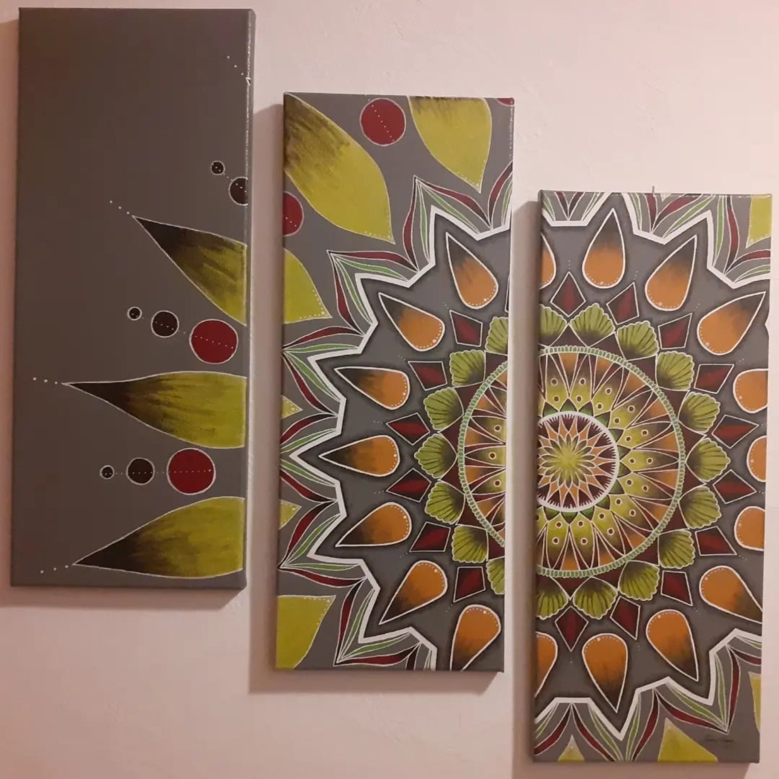 Composition de trois tableaux mandala peints à la main